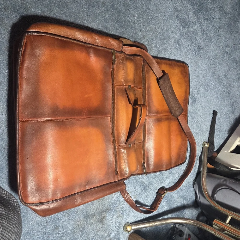 Classic Brown Leather Messenger Bag - Unbranded